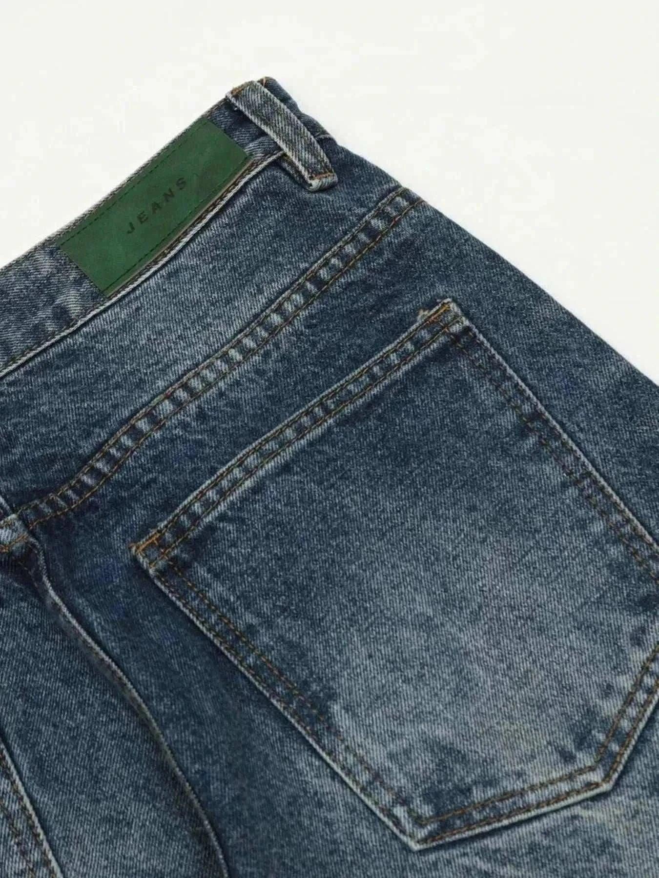 Men's wide leg jeans in washed denim with cat's whisker detail and slight stretch, made of 95% cotton and 5% polyester.